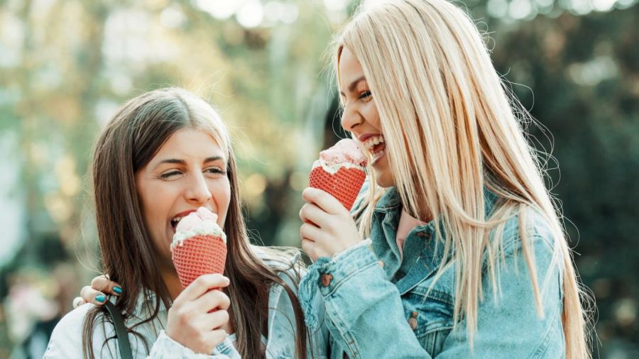 filles qui mangent de la glace